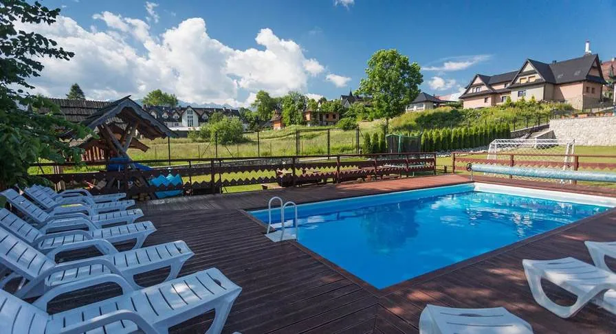 the outdoor pool at the Murzasichle accommodation, mountains behind