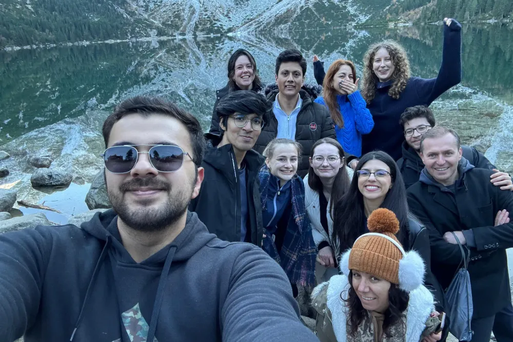 participants crowding in for a group selfie at Morskie Oko lake